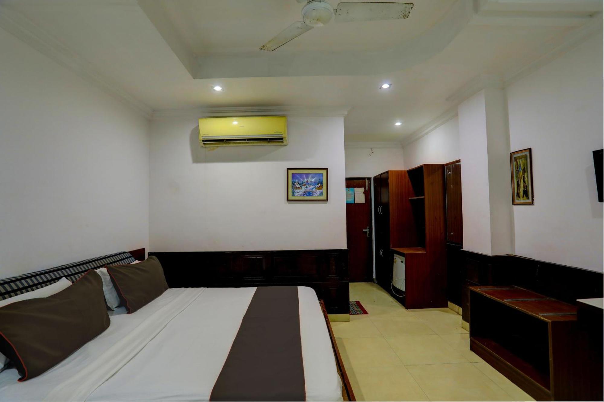 Hotel Monarch Inn Lucknow Exteriör bild